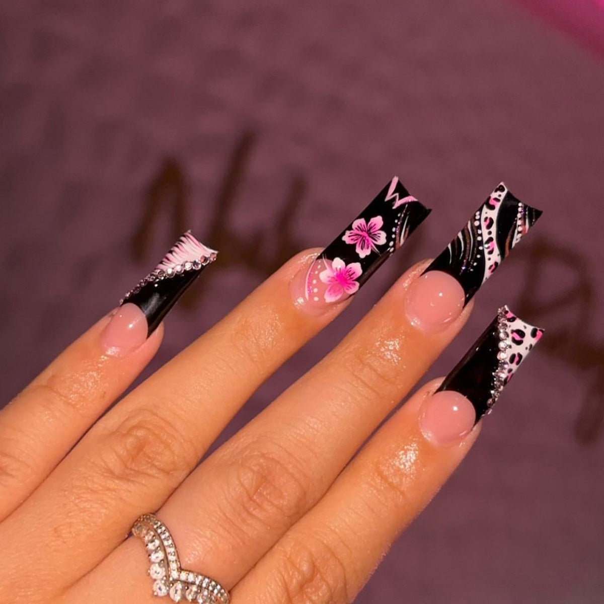 Künstlerisches Stiletto Press-On Nagelset Brehn