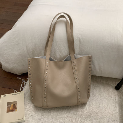 Stylische genoppte Leder Tote Bag