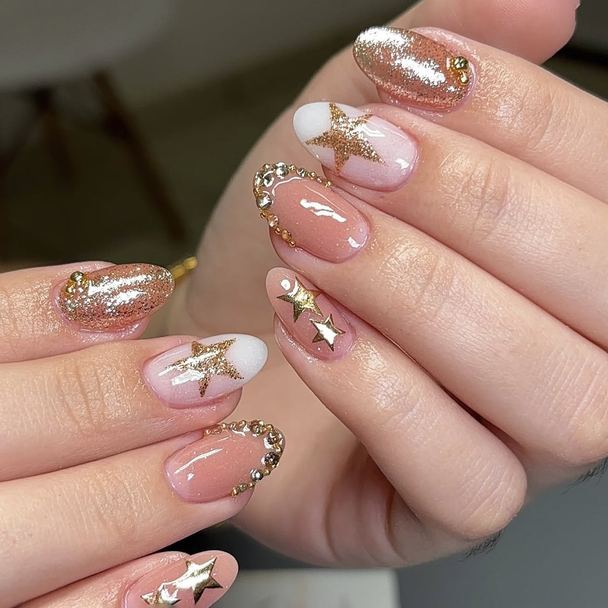Künstliche Nagelkunst mit verspielten Punkten und Schleifen Brehn