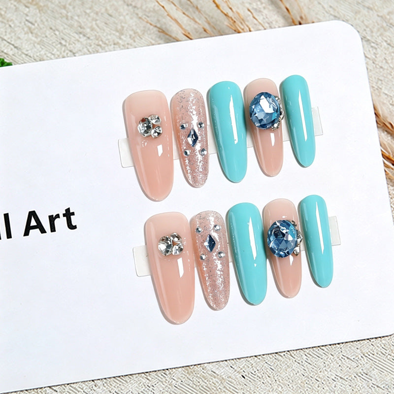 Kunstnagelset mit glamourösen 3D-Applikationen und funkelndem Design Brehn