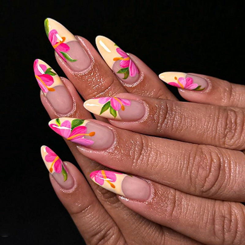 Kunstnagelset mit floralen Akzenten und glamourösem Finish Brehn