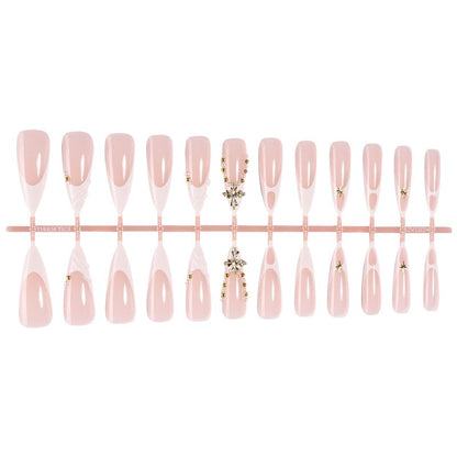 Elegantes künstliches Nagelset mit einzigartigen Verzierungen Brehn
