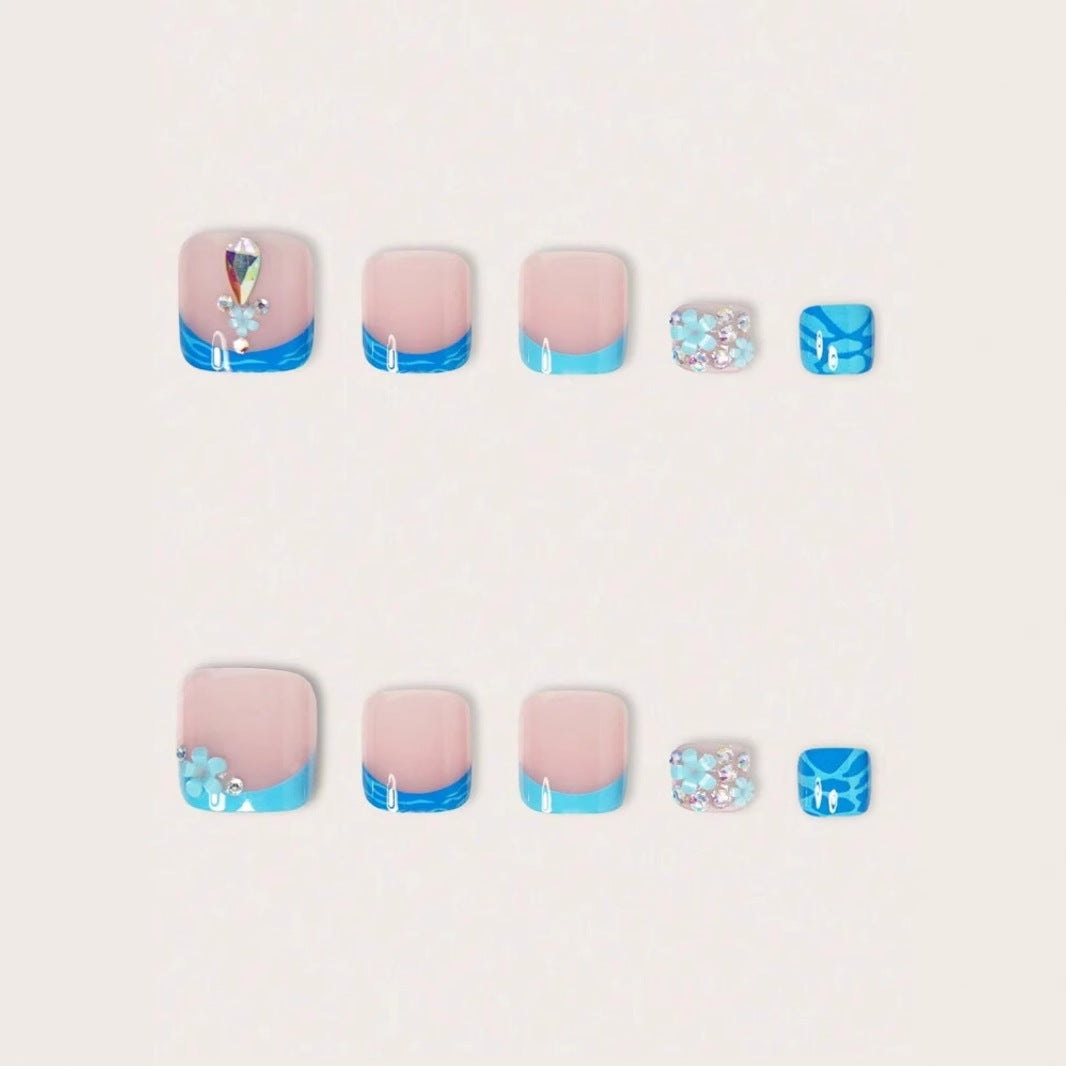 Fußnagelkunst-Set mit glamourösen 3D-Verzierungen und eleganten Akzenten Brehn