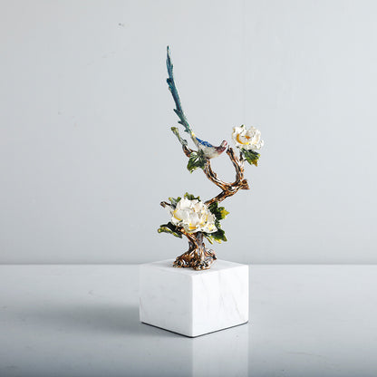 Zierliche Vogel- und Blumenskulptur