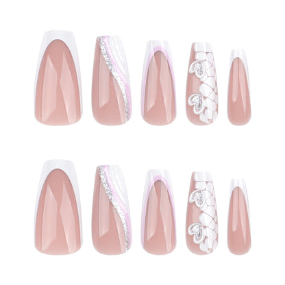 Kunstvolle Nagelverlängerungen mit Herzdesign und Glitzerakzenten Brehn