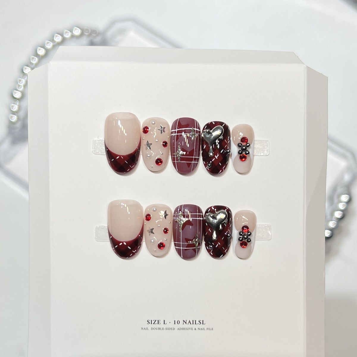 Künstlerisches Press-On-Nagelset mit bezaubernden Designs Brehn