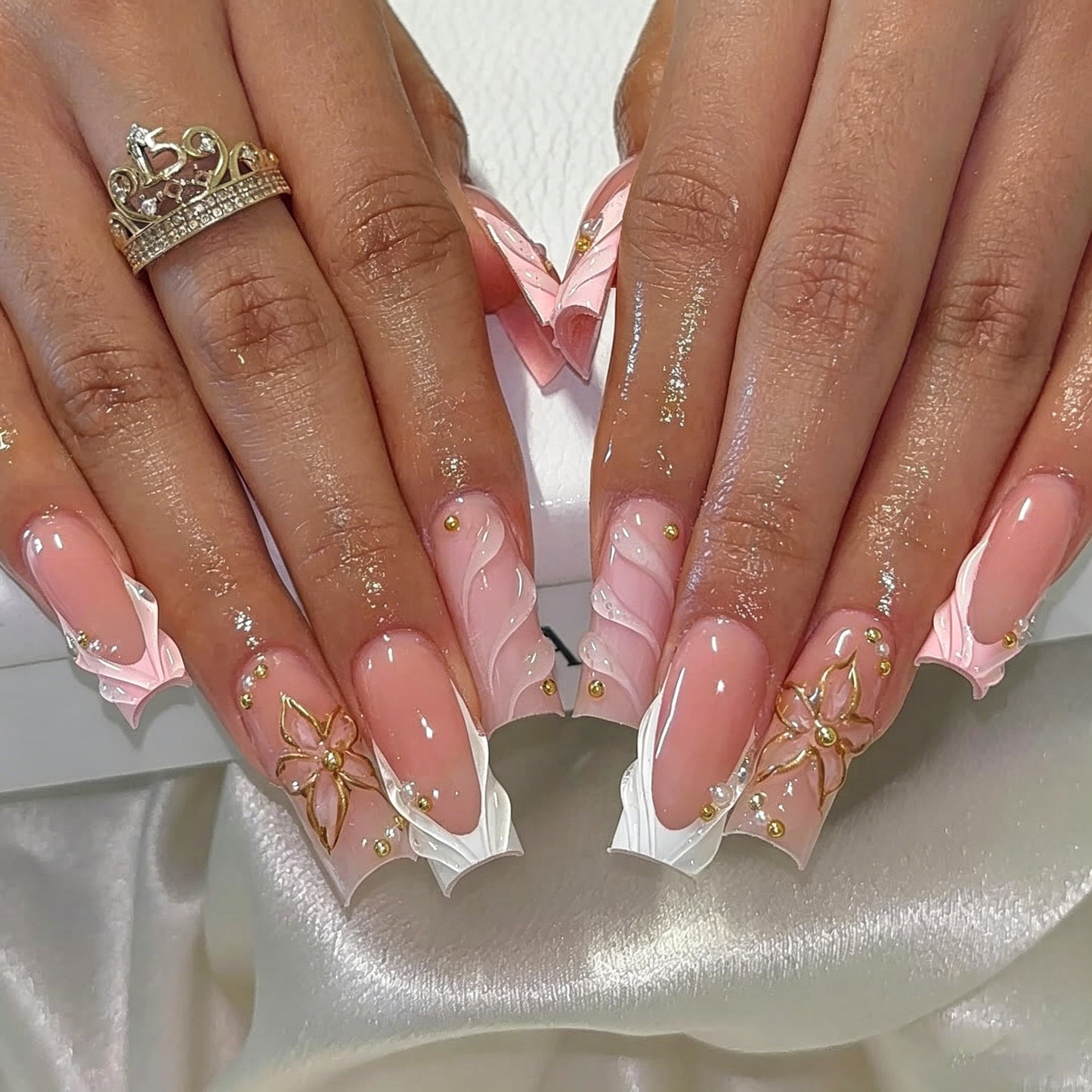 Exklusive Kunstnägel mit elegantem Tiermotiv und Glitzerakzenten Brehn