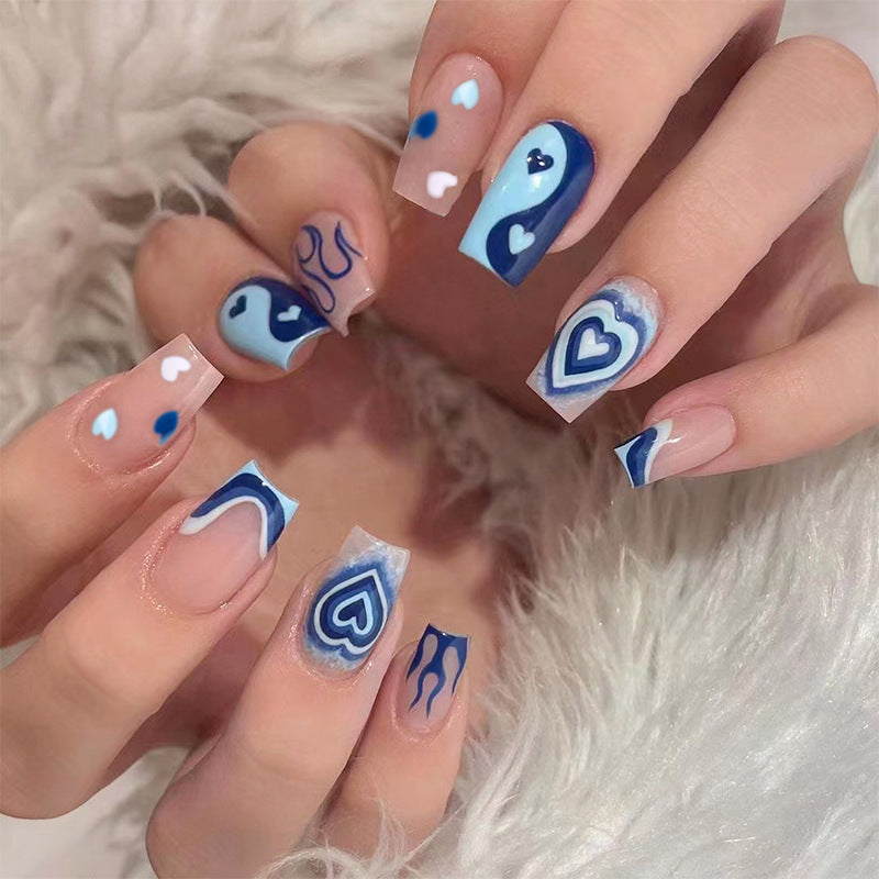 Kunstvolle Nagelkunst mit Herzen und geometrischen Mustern Brehn
