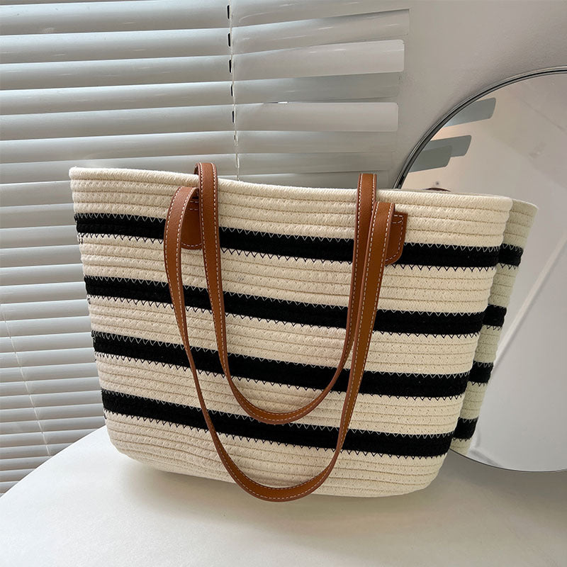 Stylische Strohtasche mit Kontrastierenden Streifen Brehn