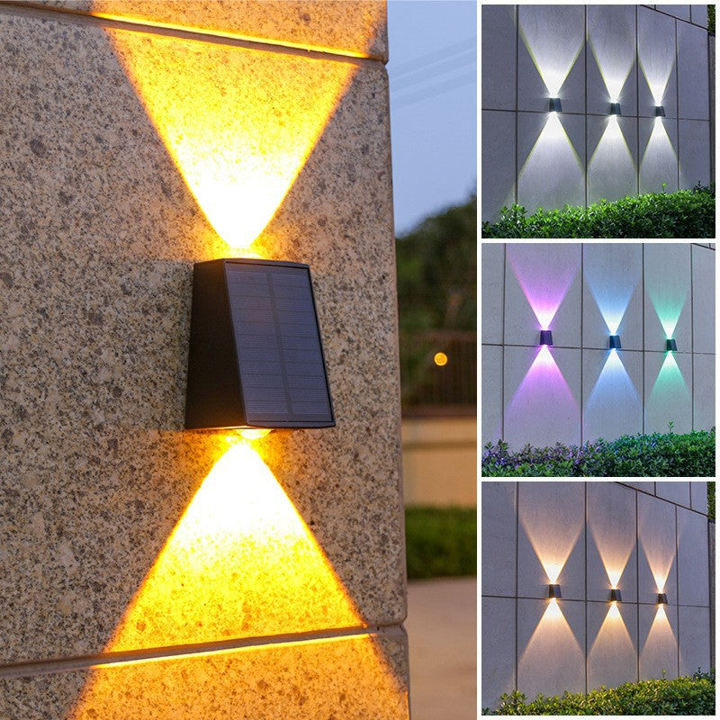 Abgewinkelte bidirektionale Solar-LED-Wand-Uplight-Downlight mit integriertem Photovoltaikpanel und Prismenlinse Brehn