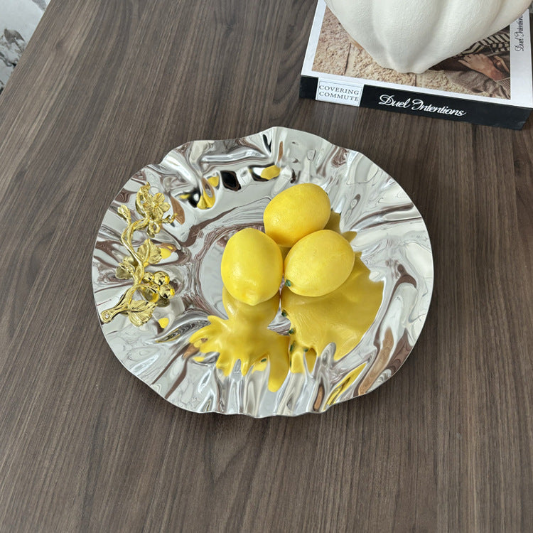 Dekorative künstlerische Metallschüssel mit floralen Akzenten