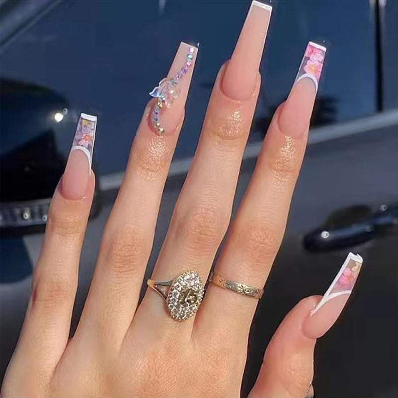 Kunstnagelspitzen im eleganten französischen Design mit floralem Akzent Brehn
