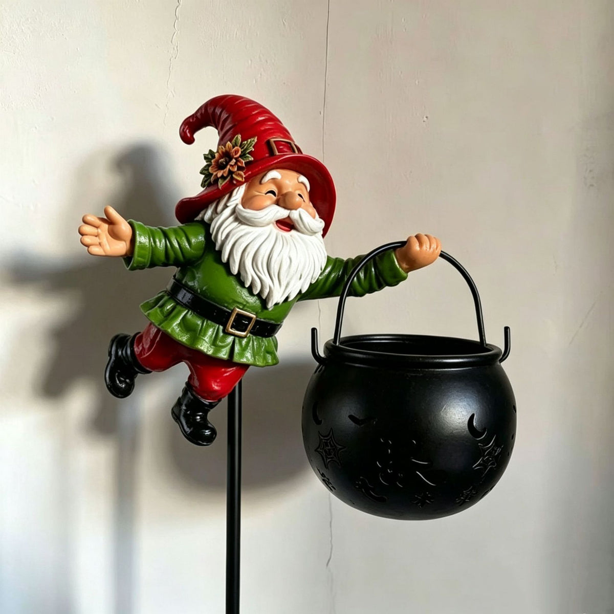 Dekorative Gartenzwergfigur mit Kessel Brehn