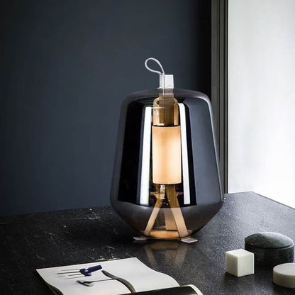 Moderne Tischlampe mit transparentem Glas-Schirm