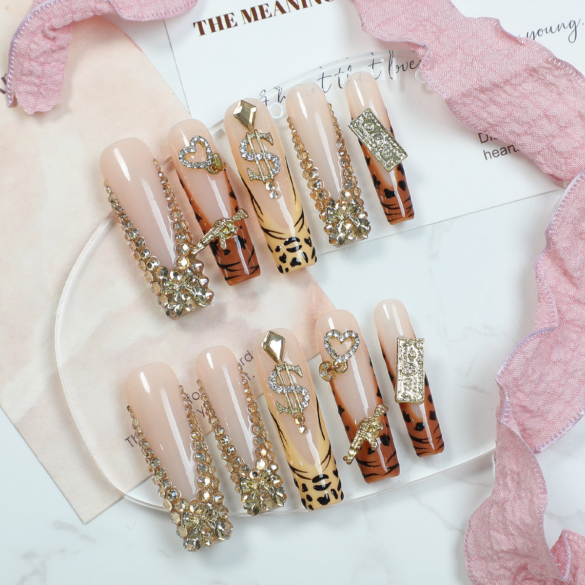 Kunstnagelset mit luxuriösen Glitzer- und Tiermotiven Brehn