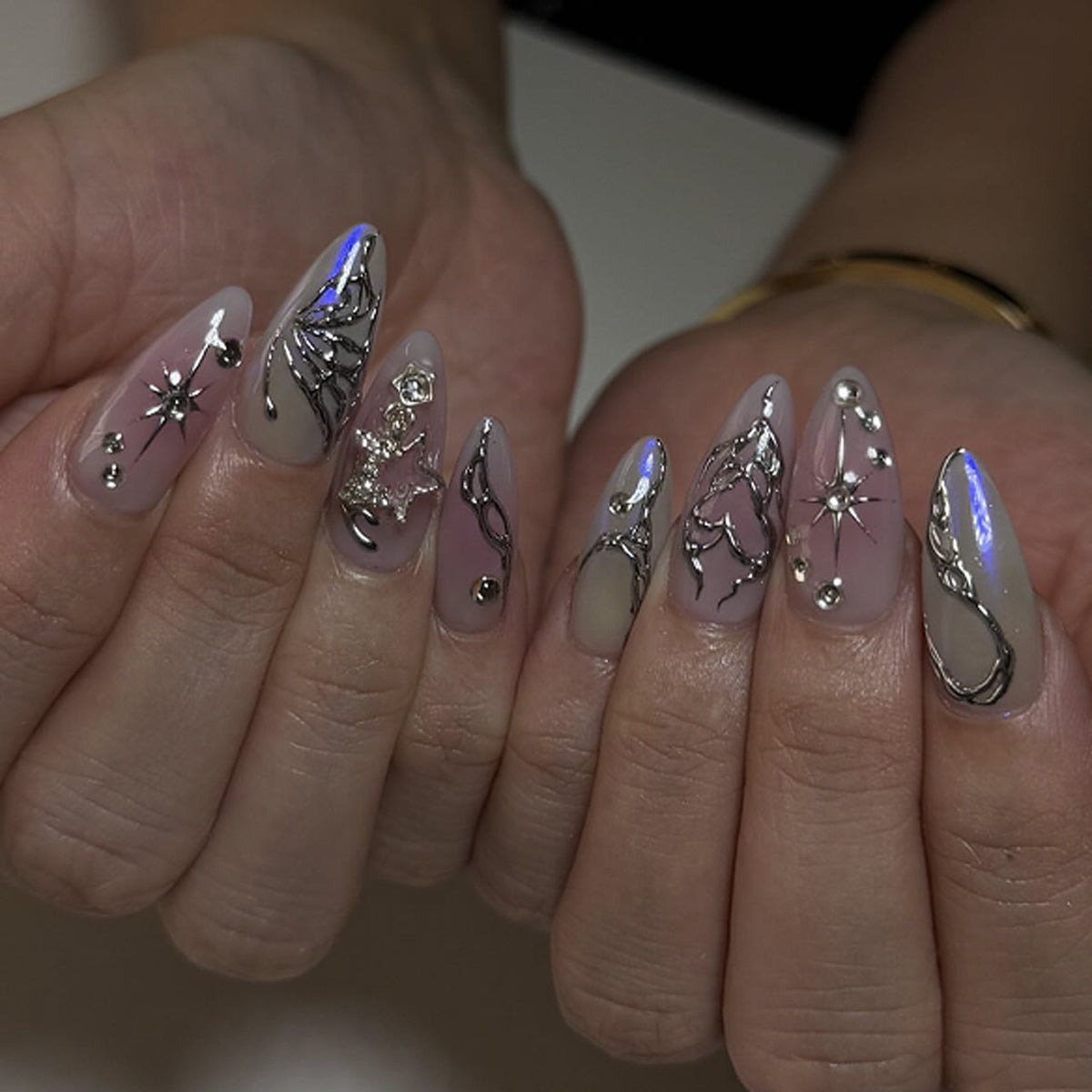 Kunstvolle Nagelkunst mit einzigartigen 3D-Verzierungen und Glitzerakzenten Brehn
