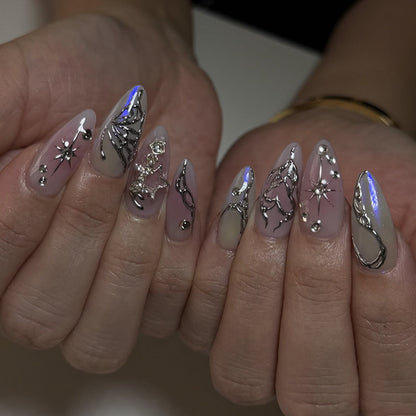 Kunstvolle Nagelkunst mit einzigartigen 3D-Verzierungen und Glitzerakzenten Brehn