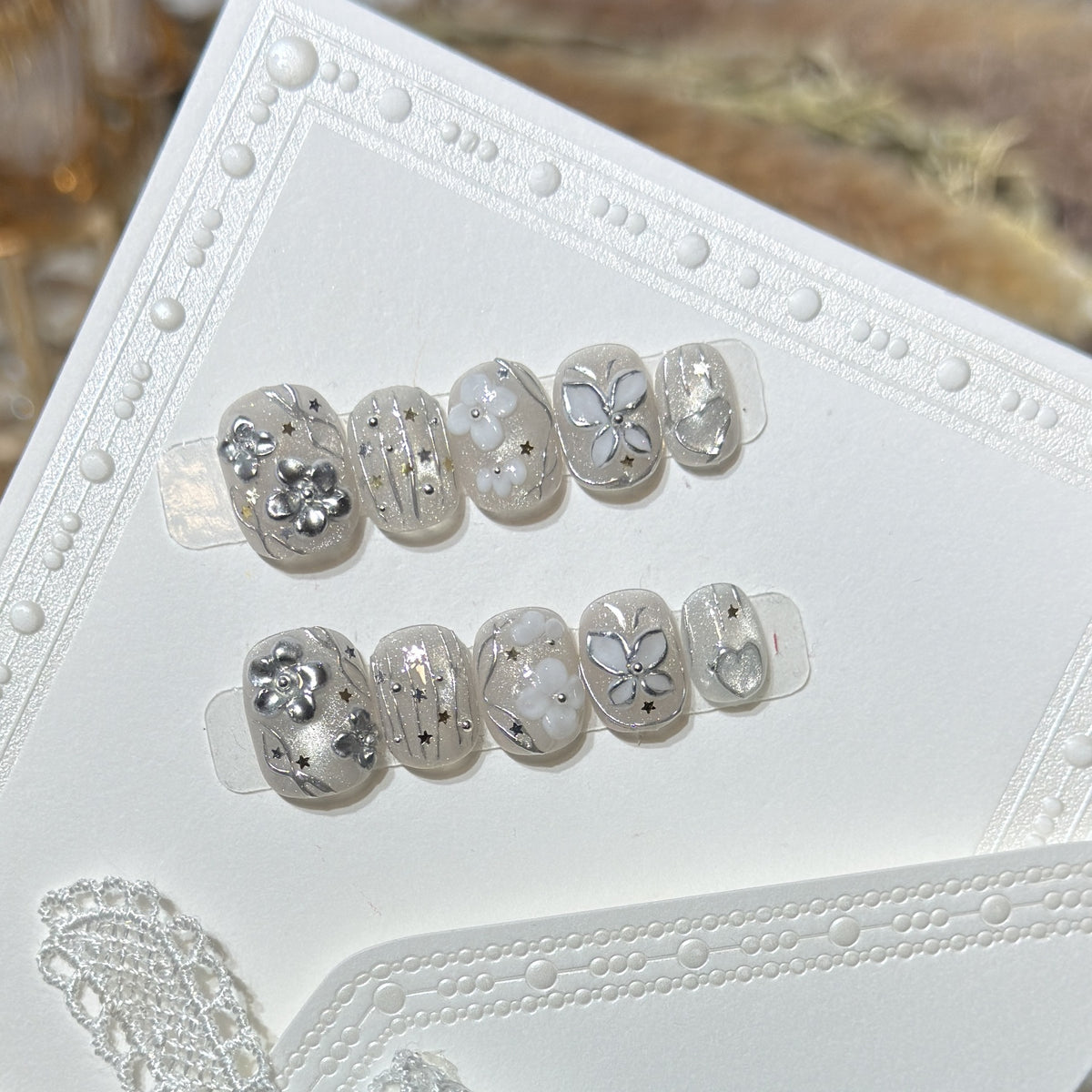 Dekoratives Press-On Nagelkunst Set mit floralen und Sternakzenten Brehn