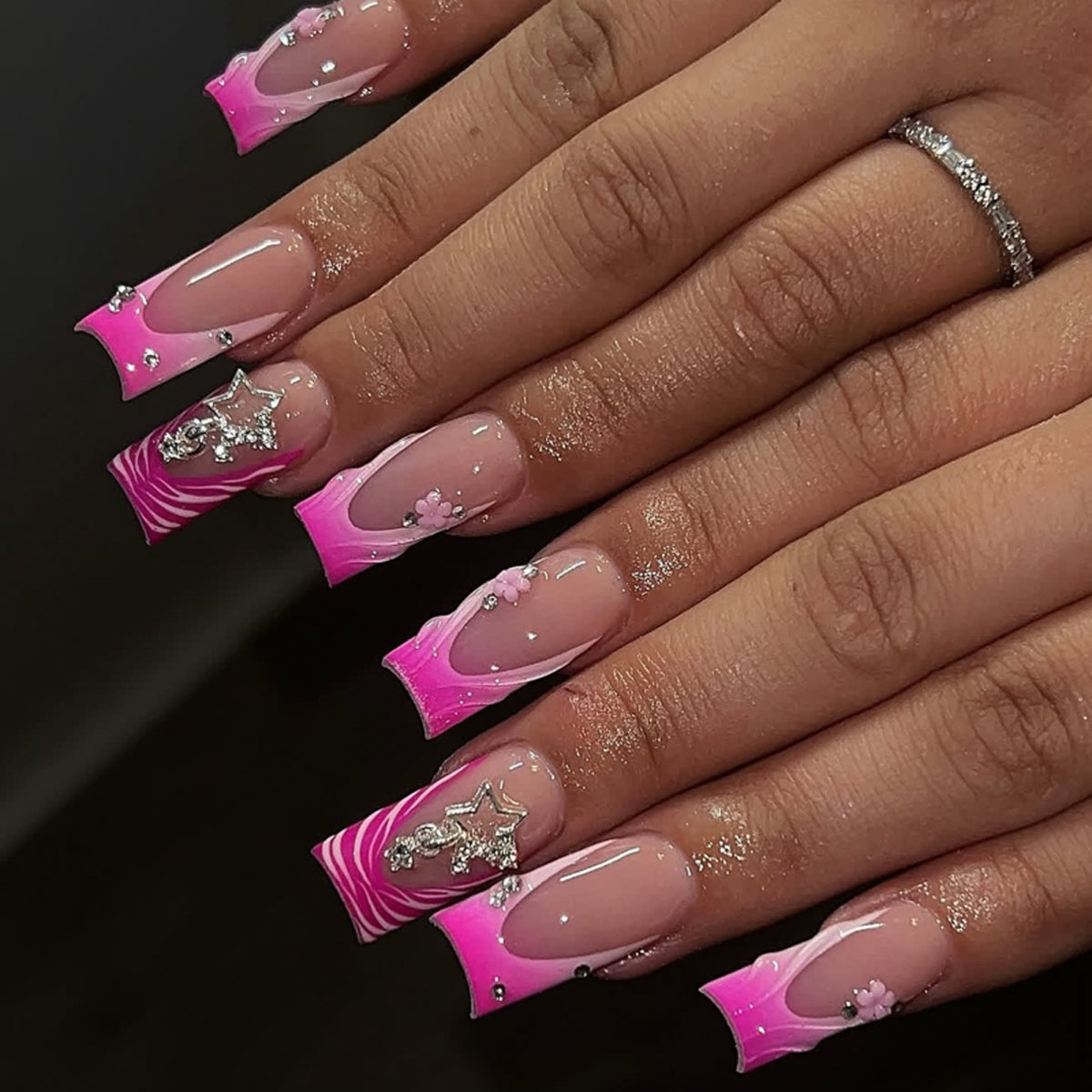 Elegante Kunstnägel mit floralen Akzenten Brehn