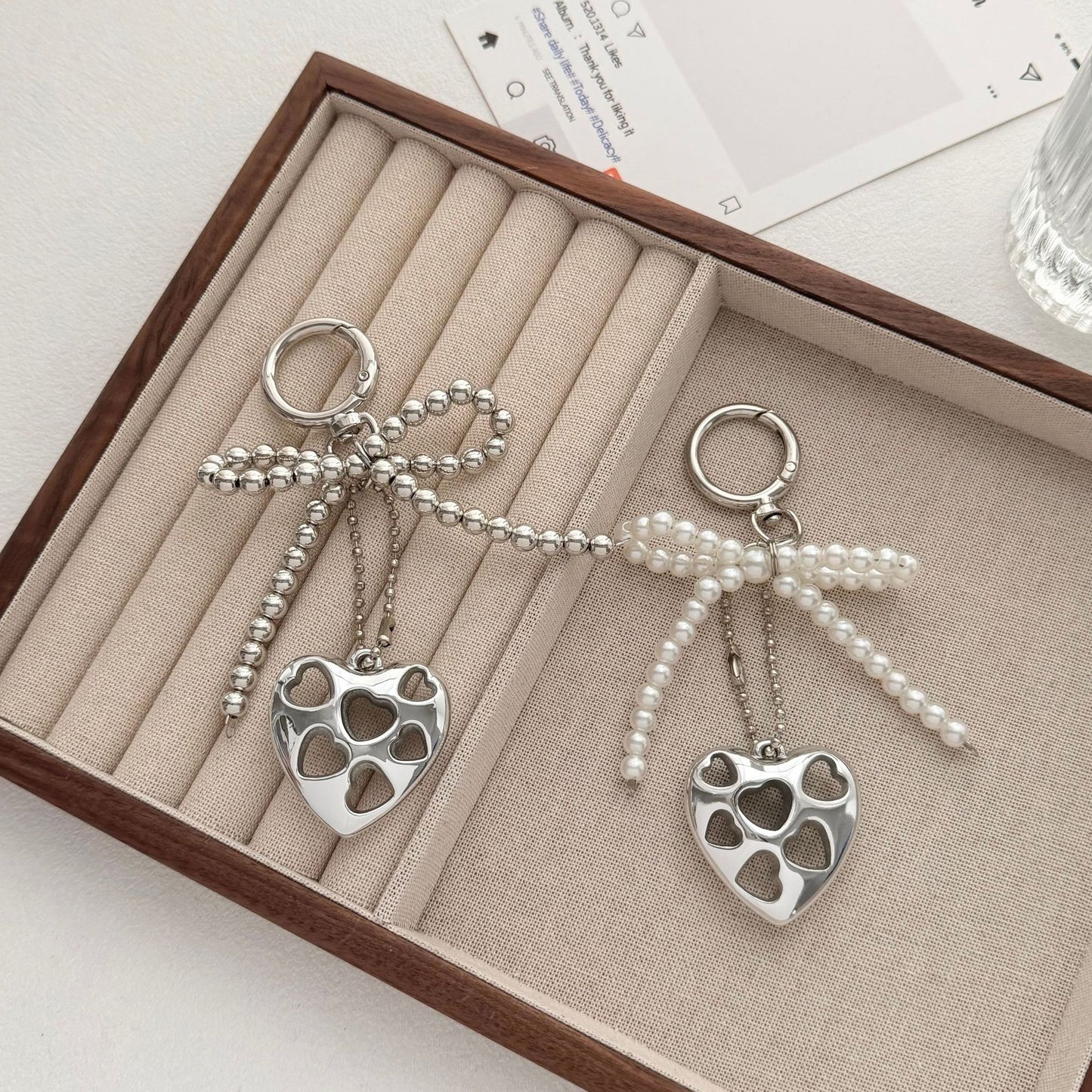 Herzförmiger Charm-Schlüsselanhänger mit Perlen-Schleife Brehn