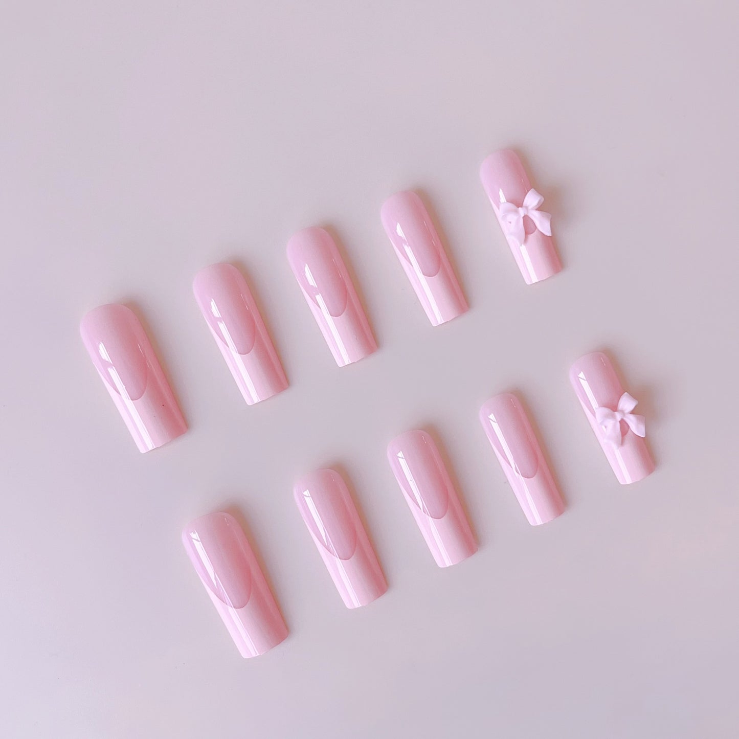 Kunstnagelset mit eleganten Spitzen und verspieltem 3D-Design Brehn