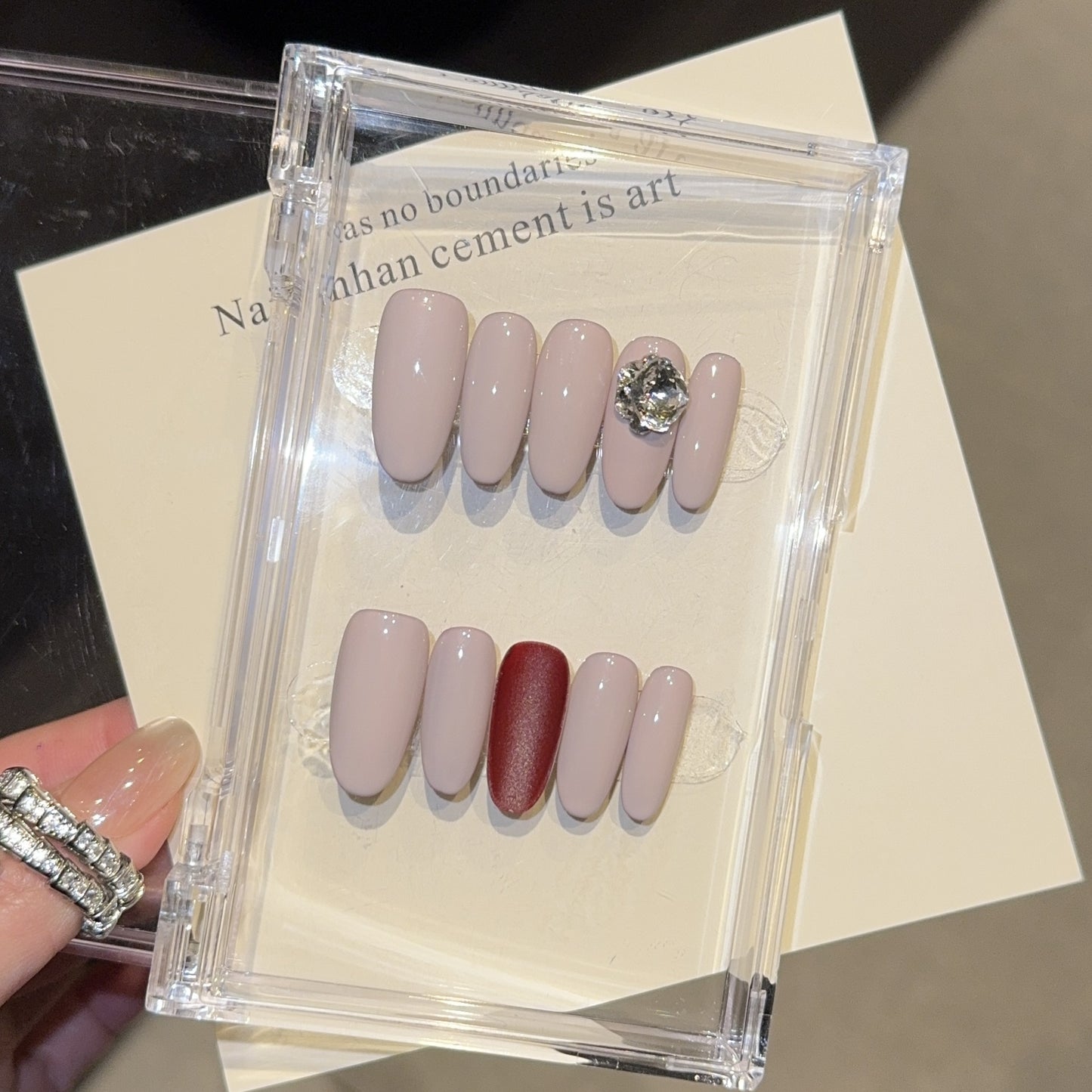Kunstnägel mit Elegantem Glitzer-Akzent Brehn