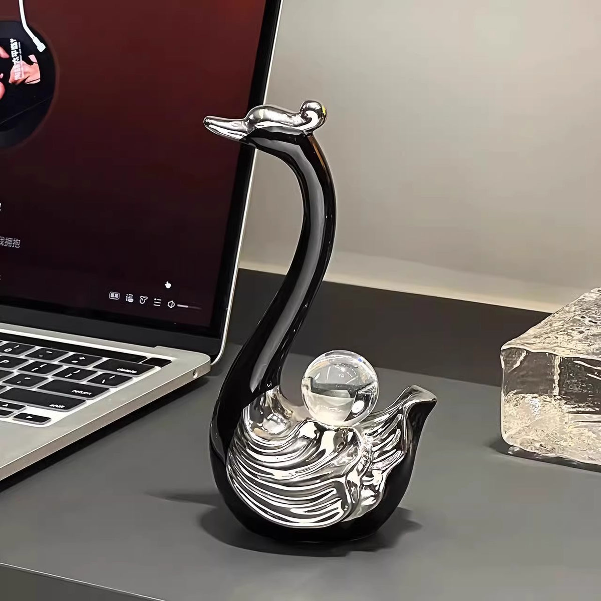 Elegante Keramik-Schwanfiguren
