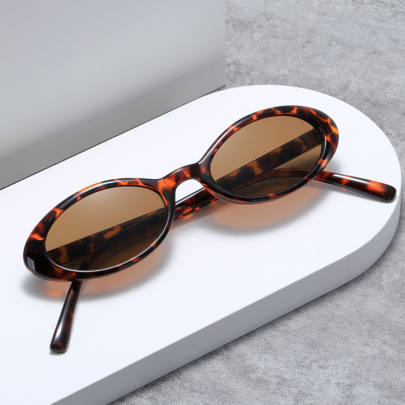 Damen modische Sonnenbrille im zeitgemäßen Ovaldesign Brehn