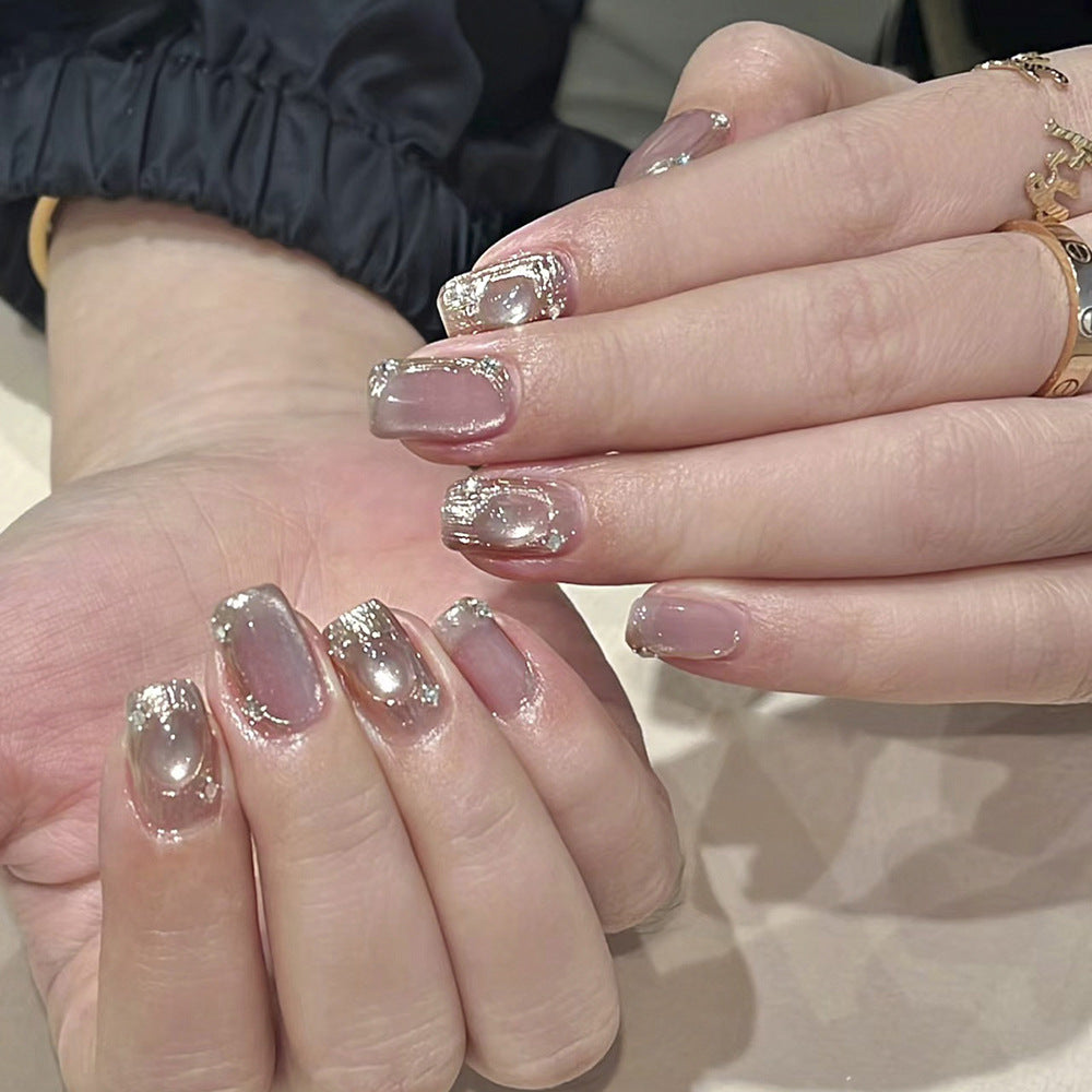 Kunstvolle Nagelkunst mit Glitzer- und Ombre-Effekt Brehn