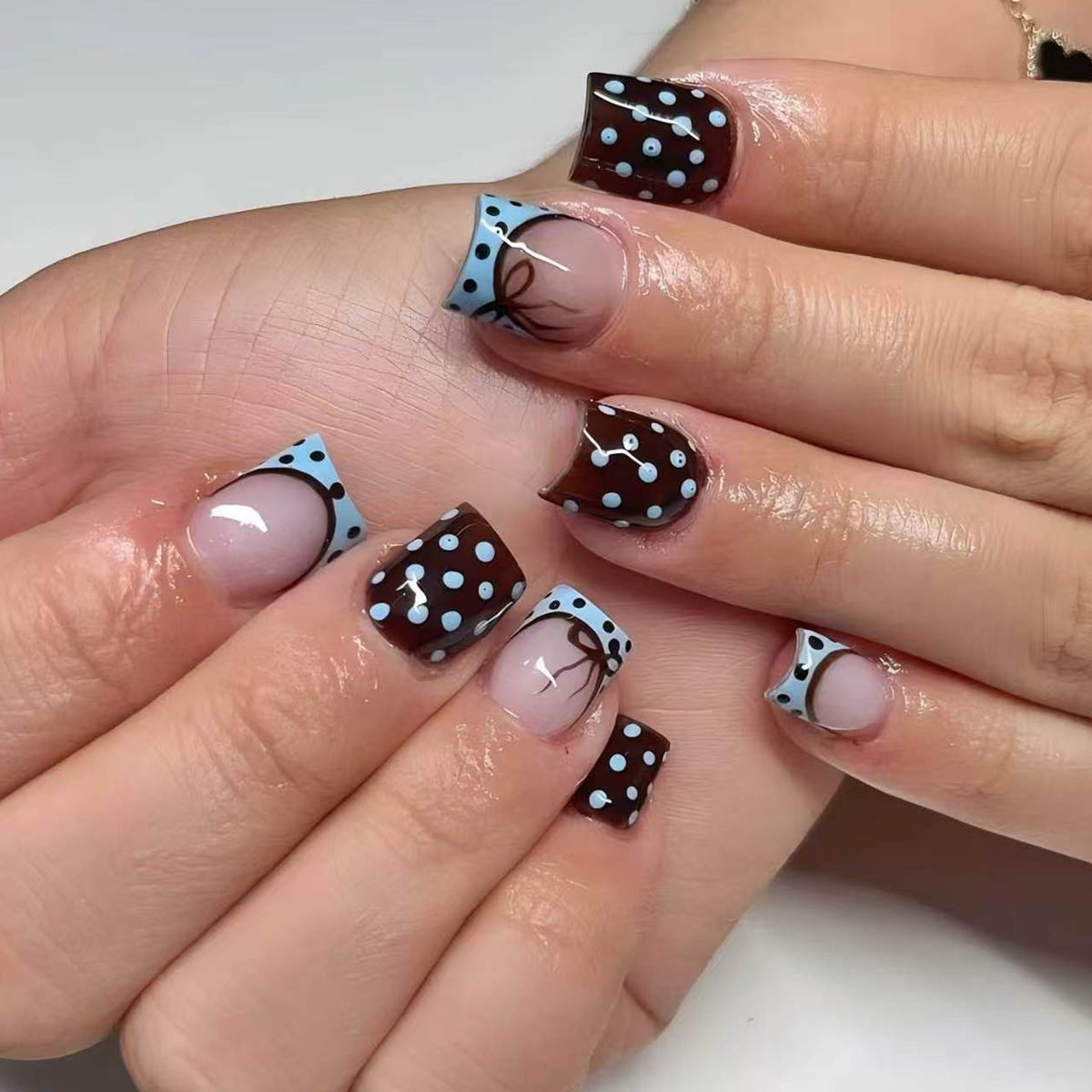 Kunstvolle Nagelverlängerungen mit verspielten Punkten und elegantem Design Brehn