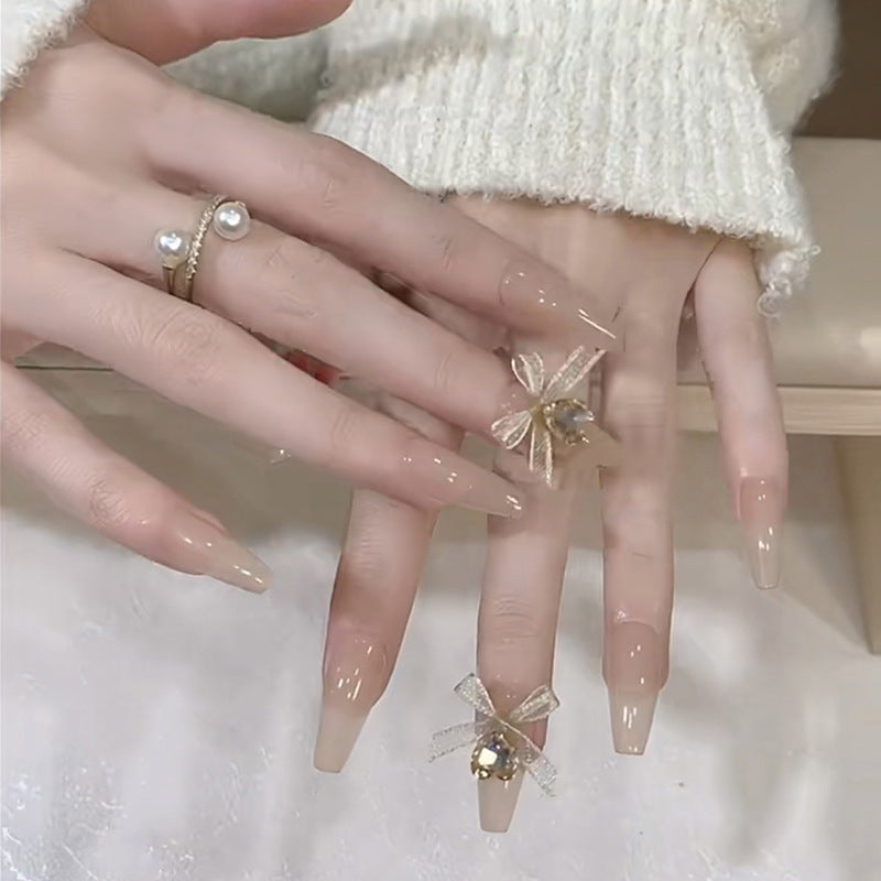 Kunstnagelset mit eleganten 3D-Bloßen und filigranen Akzenten Brehn