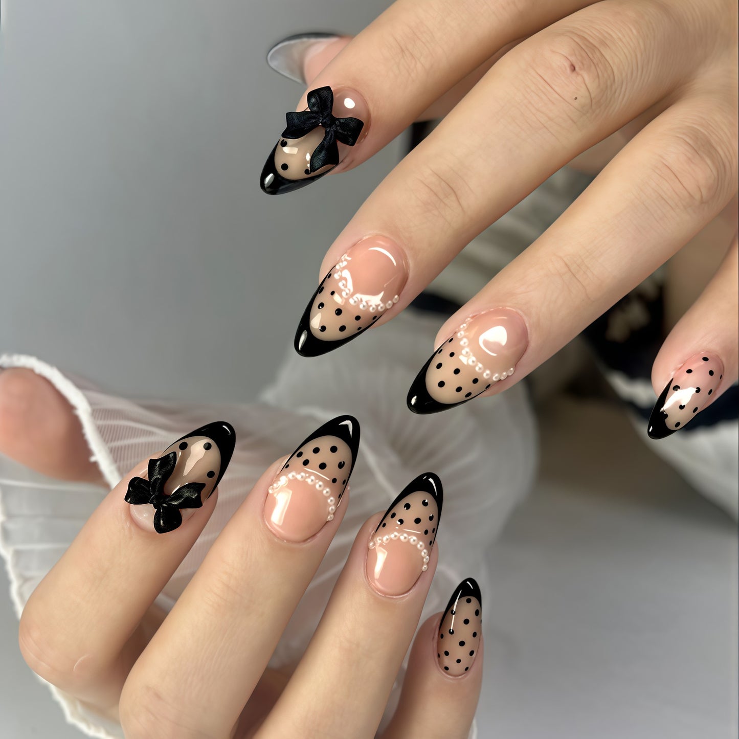 Elegante Polka Dot Drucknägel mit Schleifenakzenten Brehn