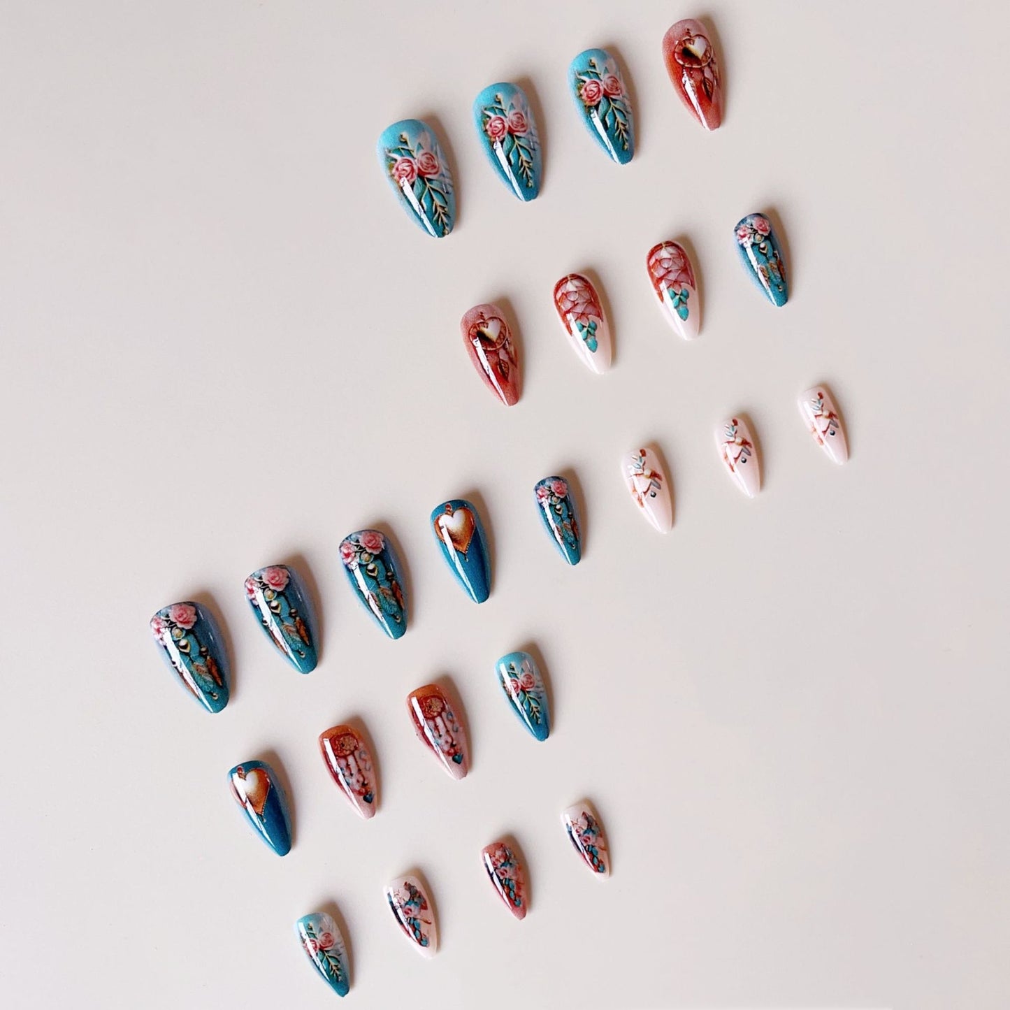Kunstnagelset mit traumhaften 3D-Rosen- und Herzverzierungen Brehn