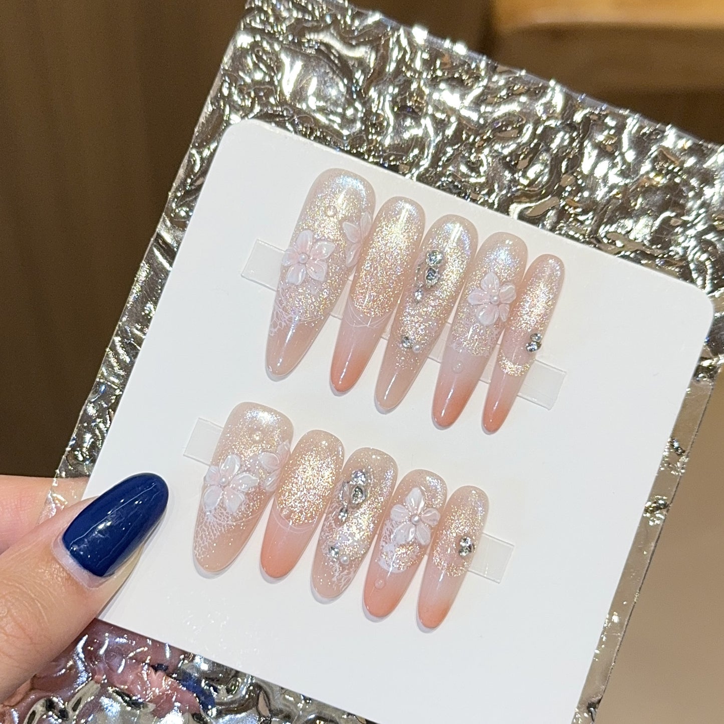 Künstliche Nägel mit Floralem Design und Glitzer Brehn