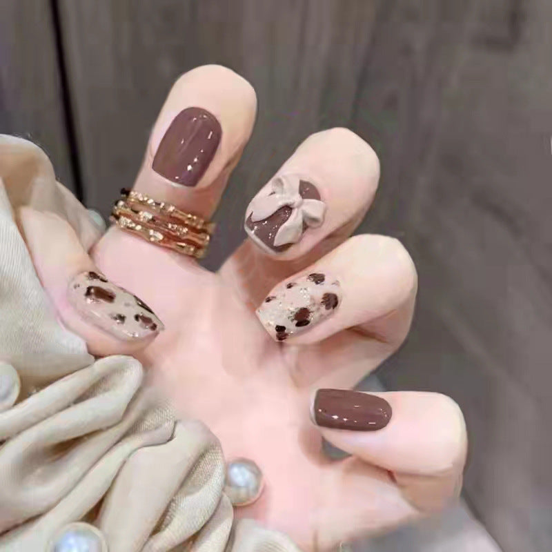 Kunstfingernägel mit Herz-Akzent und Glamourösen Verzierungen Brehn