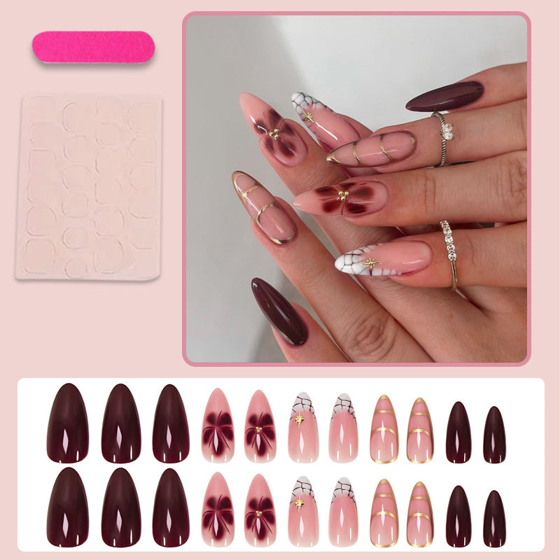 Kunstnagelset mit eleganten floralen und glamourösen Designelementen Brehn