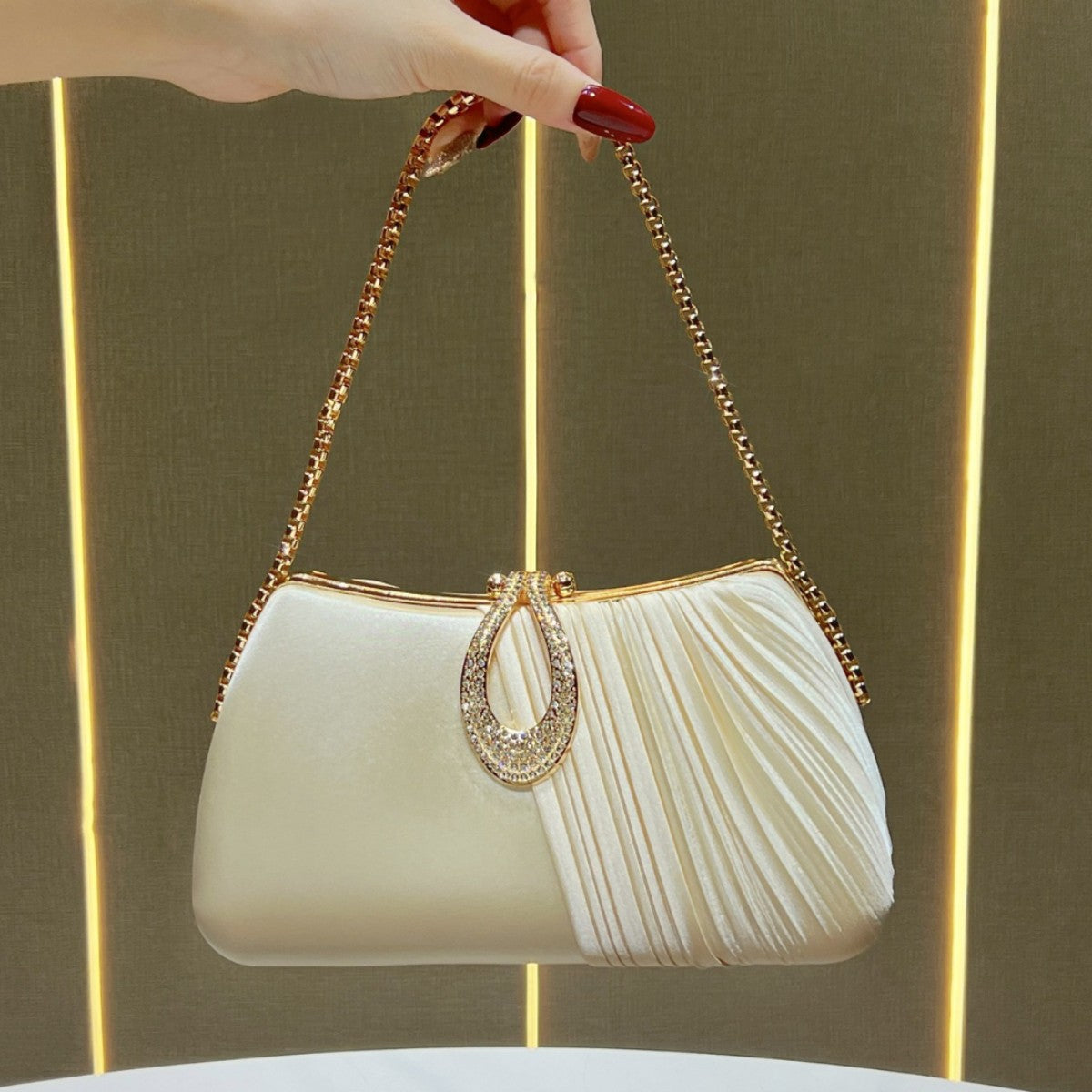 Plissierte Abendtasche mit dekorativer Kette