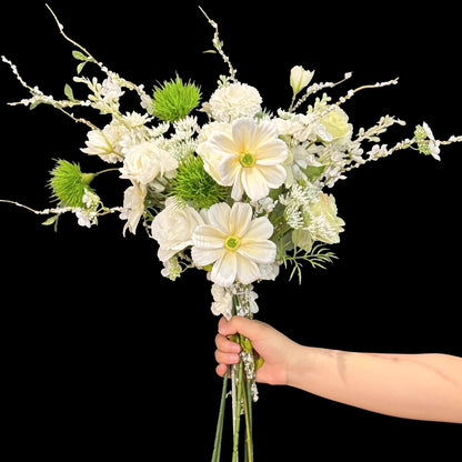 Künstlicher Blumenstrauß mit realistischen Texturen