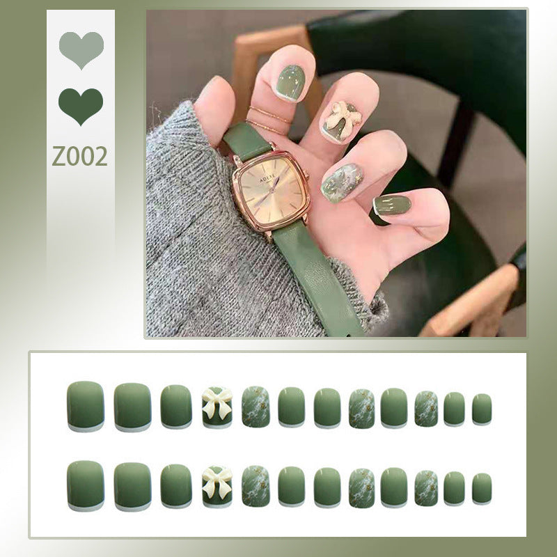 Kunstnagelset mit eleganten Glitzerverzierungen und schimmernden Akzenten Brehn