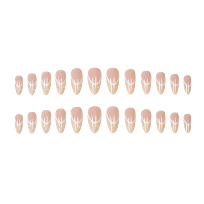 Elegantes mit Perlen verziertes Press-On-Nageldesign