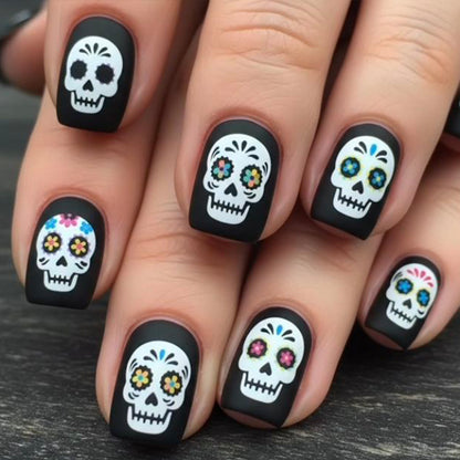 Künstlerisches Skull Design Nagelkunst Brehn