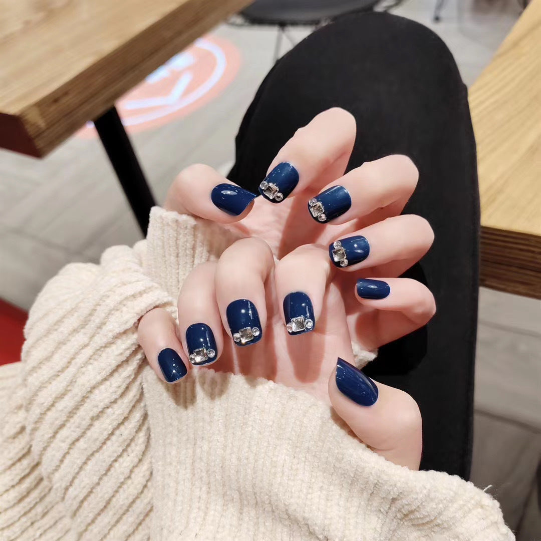 Glamouröse Kunstnägel mit Glitzer- und Strassverzierungen Brehn