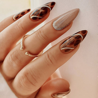 Dekorativer Press-On Nagel-Kit mit Leopardenmuster und Glitzerakzenten Brehn