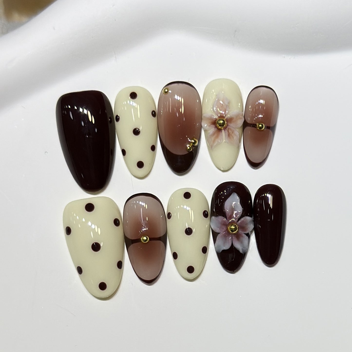 Elegantes Floral Stiletto Nagelkunst Set Brehn