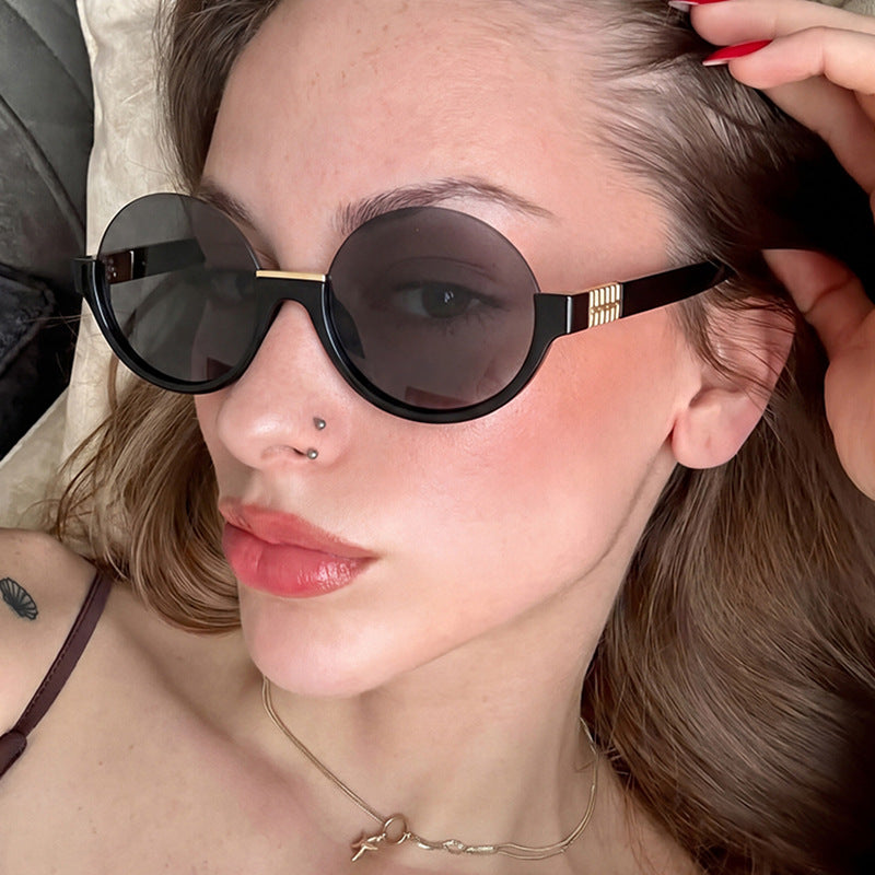Damen moderne runde Sonnenbrille mit eleganten Akzenten und UV-Schutz Brehn
