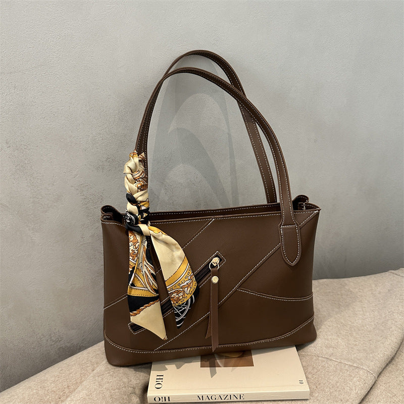 Modische Tote-Bag mit dekorativem Schal