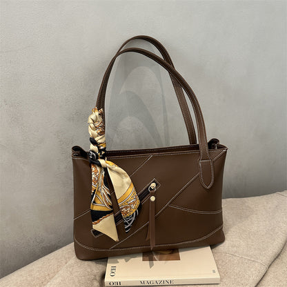 Modische Tote-Bag mit dekorativem Schal