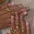 Elegante Kunstnagelspitzen mit Goldakzenten Brehn