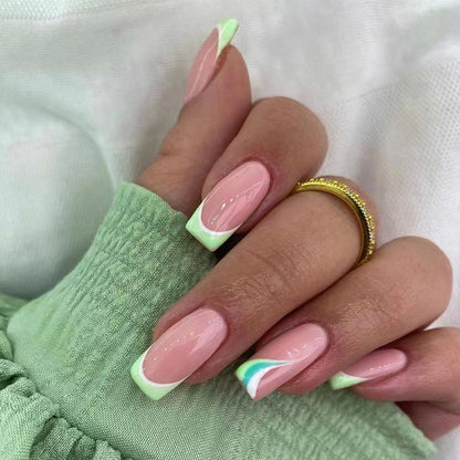 Kunstvolle Nagelverlängerungen mit Eleganten Farbverlauf und Glitzer Brehn