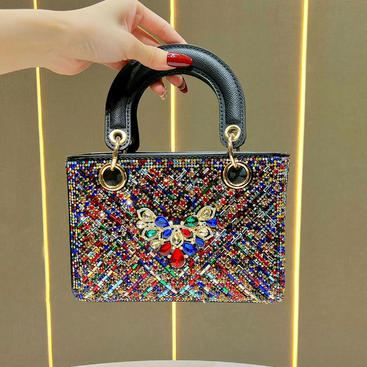 Aufwendige mit Kristallen verzierte Handtasche